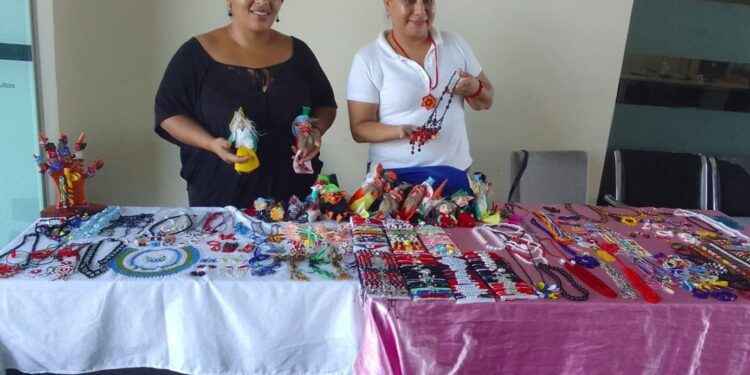 Diana Armijos sueña con adecuar un local en su casa, exhibir sus manualidades y que los clientes la visiten.