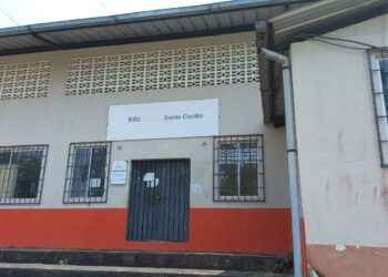 Un candado proteje la puerta principal del infocentro de Santa Cecilia, permanece cerrado y abandonado.