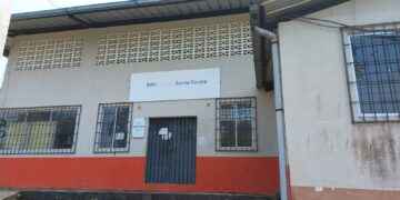 Un candado proteje la puerta principal del infocentro de Santa Cecilia, permanece cerrado y abandonado.