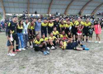 El conjunto amarillo festeja la consecución del título senior fútbol masculino 2022