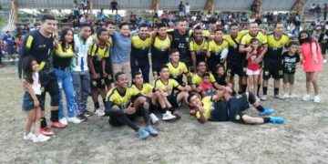 El conjunto amarillo festeja la consecución del título senior fútbol masculino 2022