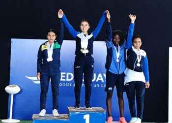 Segunda en el pudium, Thaily Álvarez, exhibe las 6 medallas de plata que ganó en Guayaquil.