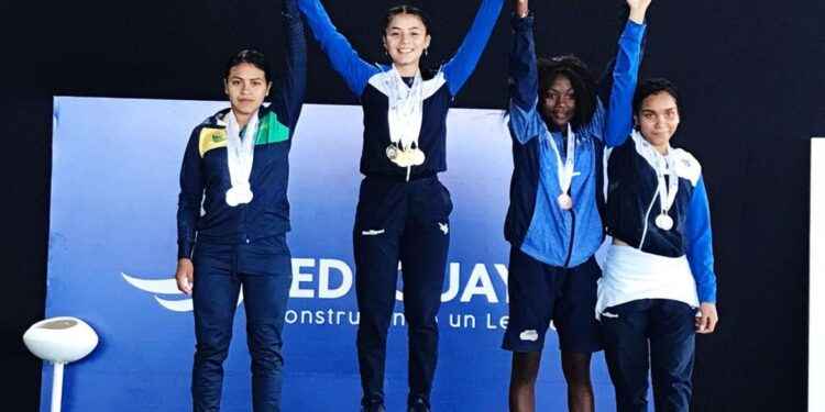 Segunda en el pudium, Thaily Álvarez, exhibe las 6 medallas de plata que ganó en Guayaquil.