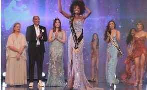 Pie de foto: Gonzalez, al frente, celebra con emoción su designación como Miss Ecuador 2022