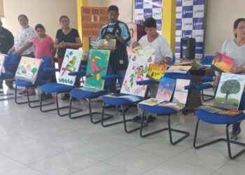 Adultos mayores exponen los cuadros inéditos pintados después de dos meses del taller.