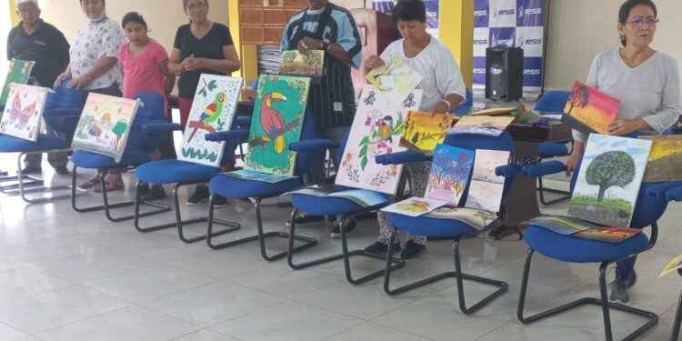 Adultos mayores exponen los cuadros inéditos pintados después de dos meses del taller.