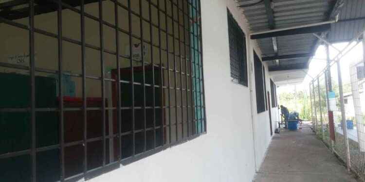 Tras el robo de sus pertenencias, la escuela Jefferson Perez readecúa sus espacios dañados.