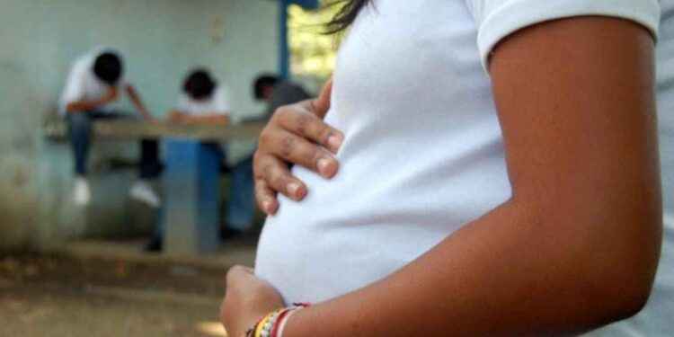El embarazo adolescente no planificado impacta en el desarrollo emocional de las mujeres.