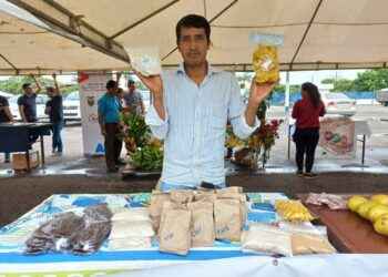 En el recinto ferial, Manuel Peña ofertó los productos elaborados por agricultores de la parroquia 10 de Agosto.