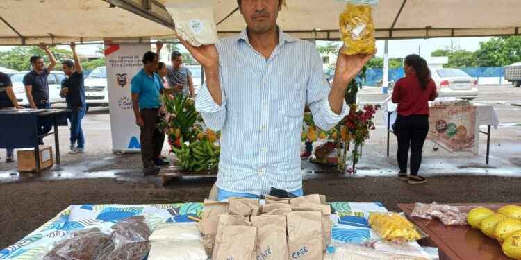 En el recinto ferial, Manuel Peña ofertó los productos elaborados por agricultores de la parroquia 10 de Agosto.
