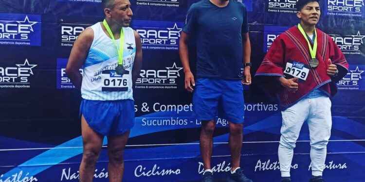 Ganadores categoría 31-40 años, Izq.) Miguel Chicaiza, tercer lugar (Lago Agrio); Ángel Chasi, primer lugar (Ambato); Juan Pilamunga, segundo lugar (Chibuleo).