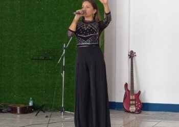 Daisy Rojas, una de las aspirantes, con su talento artístico sorprendió al auditorio.