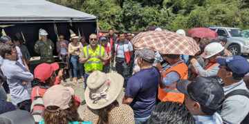 Reunido con la ciudadanía, el ministro Darío Herrera ofreció solucionar la necesidad víal que padecen los habitantes del sector.
