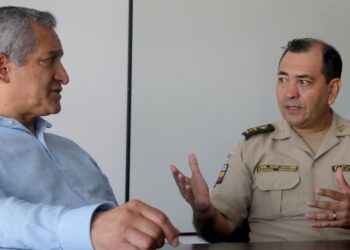 Coronel de policía Edwin Ruiz, junto al general Patricio Carrillo, ministro del Interior, coordinan acciones de control y seguridad.