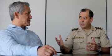 Coronel de policía Edwin Ruiz, junto al general Patricio Carrillo, ministro del Interior, coordinan acciones de control y seguridad.