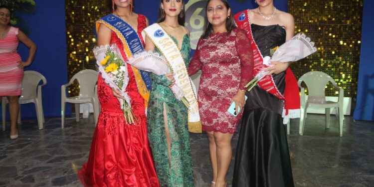 Bryttane Parra, luce la corona y banda que le distingue como Srta. FEDENAPO 2022