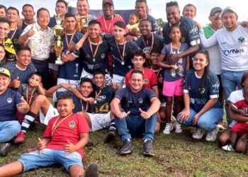 Jugadores, dirigentes y familiares de Junior Lago Agrio festejan el título barrial.