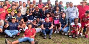 Jugadores, dirigentes y familiares de Junior Lago Agrio festejan el título barrial.