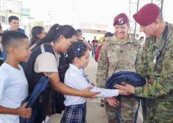 Militares estadounidenses entregan las mochilas a niños de la Amazonía