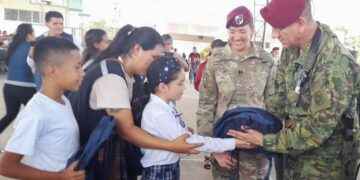 Militares estadounidenses entregan las mochilas a niños de la Amazonía