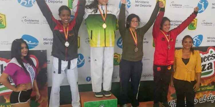 Con la medalla de oro, en lo más alto del podio la deportista de Orellana