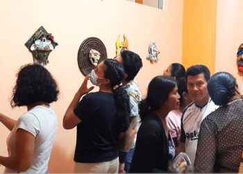 La ciudadanía acudió en gran número a observar las obras de artistas de Orellana.