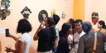 La ciudadanía acudió en gran número a observar las obras de artistas de Orellana.