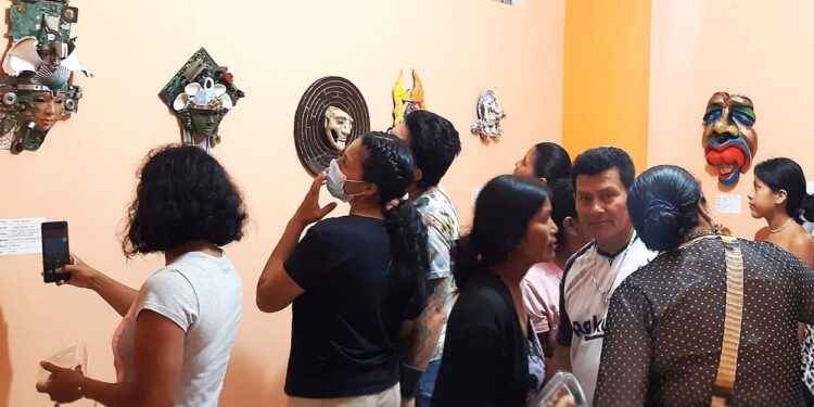 La ciudadanía acudió en gran número a observar las obras de artistas de Orellana.