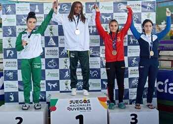 Camila Ferrín con una gran sonrisa festeja en lo más alto del podio en la categoría 48 kg.