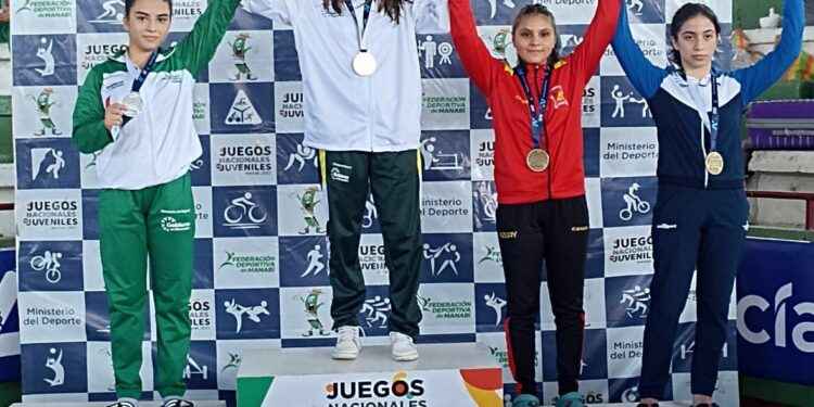 Camila Ferrín con una gran sonrisa festeja en lo más alto del podio en la categoría 48 kg.