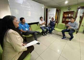 Alba Almeida, directora Distrital del MAG-Napo, entregó a los dirigentes de la Asociación la licencia respectiva.