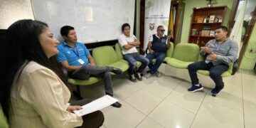 Alba Almeida, directora Distrital del MAG-Napo, entregó a los dirigentes de la Asociación la licencia respectiva.