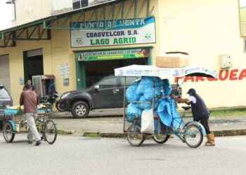 Recicladores no miran tiempo ni condiciones para recorrer las calles buscando material de reciclaje.