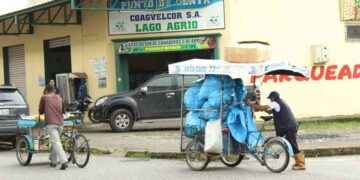 Recicladores no miran tiempo ni condiciones para recorrer las calles buscando material de reciclaje.