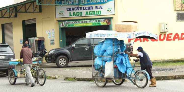 Recicladores no miran tiempo ni condiciones para recorrer las calles buscando material de reciclaje.