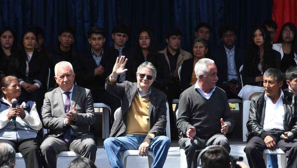 Rodeado de jóvenes, dirigentes barriales y ministros, el presidente de la República lanzó la Consulta Popular.