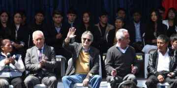 Rodeado de jóvenes, dirigentes barriales y ministros, el presidente de la República lanzó la Consulta Popular.