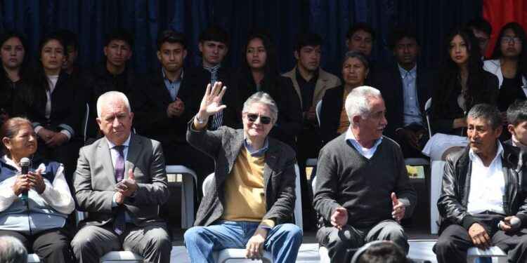 Rodeado de jóvenes, dirigentes barriales y ministros, el presidente de la República lanzó la Consulta Popular.
