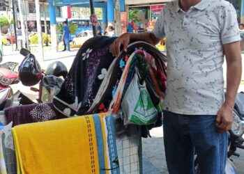 Juan Tasambay recorre diariamente Lago Agrio empujando su coche metálico con mercadería y buscando clientes.