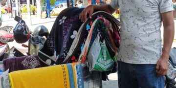 Juan Tasambay recorre diariamente Lago Agrio empujando su coche metálico con mercadería y buscando clientes.