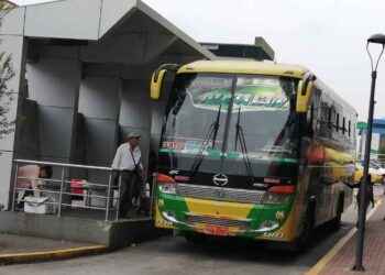 La parada de las operadoras Reina Cumandá y Alpayán está a media cuadra del municipio de Pastaza, en Puyo.