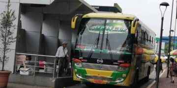 La parada de las operadoras Reina Cumandá y Alpayán está a media cuadra del municipio de Pastaza, en Puyo.