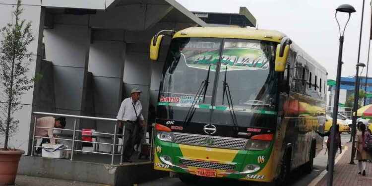 La parada de las operadoras Reina Cumandá y Alpayán está a media cuadra del municipio de Pastaza, en Puyo.