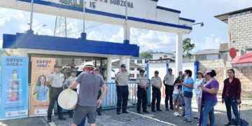 En la puerta de ingreso a las instalaciones de Policía Nacional en Tena, protestantes exigieron justicia por la desaparición de María Bernal.