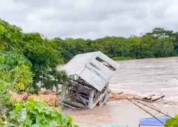 SUCUMBÍOS: Colapsó planta de captación de agua por crecida de ríos San Miguel y Putumayo