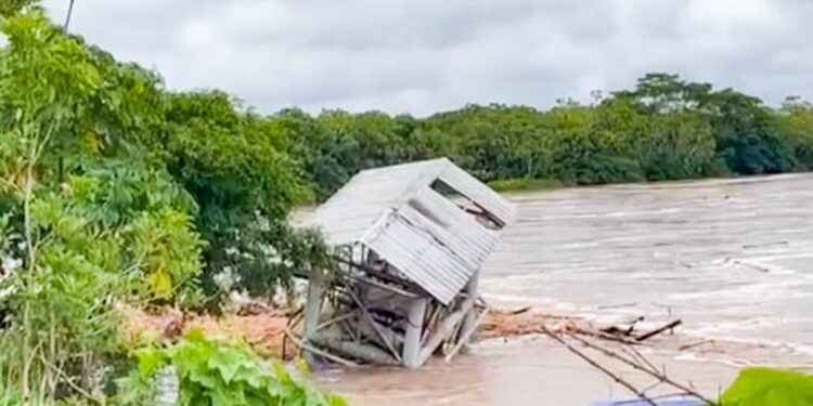 SUCUMBÍOS: Colapsó planta de captación de agua por crecida de ríos San Miguel y Putumayo