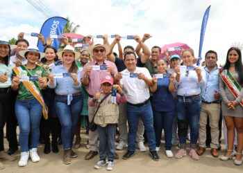 SUCUMBÍOS: Comunidades de la 10 de Agosto celebran entrega de vía asfaltada￼