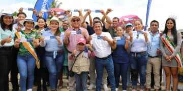 SUCUMBÍOS: Comunidades de la 10 de Agosto celebran entrega de vía asfaltada￼