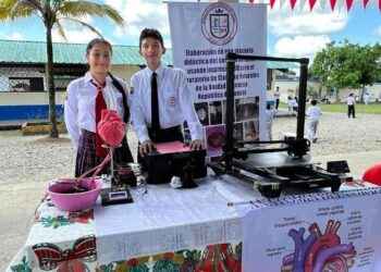 SUCUMBÍOS: Dos estudiantes presentan proyecto innovador aplicado a la salud