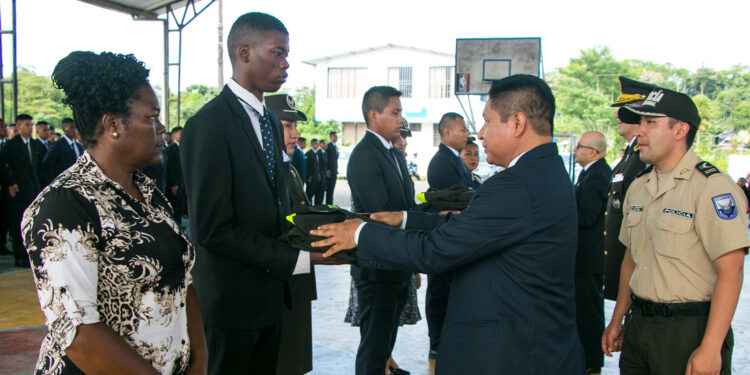 NAPO: Jóvenes se enlistan para convertirse en policías